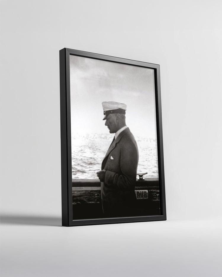 Asaletin Simgesi: Beyaz Şapkalı Atatürk Poster Tablosu