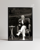 Düşünen Komutan: Oturan Atatürk Poster Tablosu