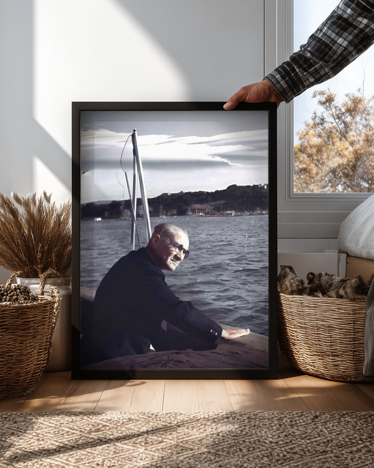 Denizlerde Bir Lider: Atatürk’ün Mavi Vatan Gururu Poster Tablosu