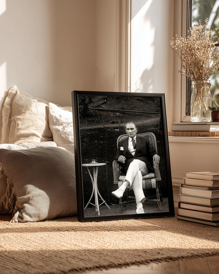 Düşünen Komutan: Oturan Atatürk Poster Tablosu