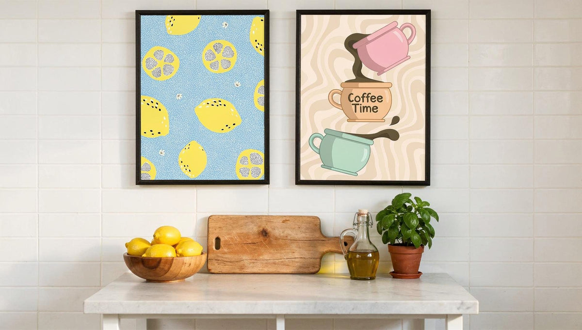 Küçük mutfakta tezgâh üstünde yan yana asılı limon ve Coffee Time poster tabloları