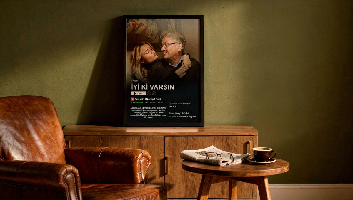 Deri koltuk ve Türk kahvesi yanında babalara özel Netflix poster tablosu