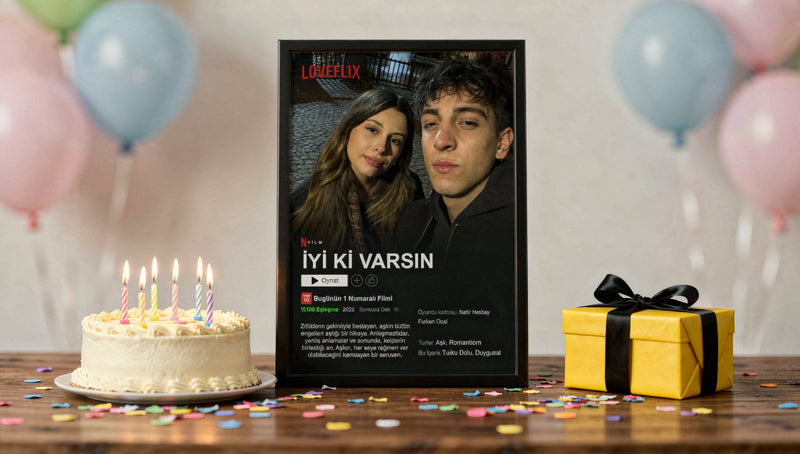 Doğum günü pastası ve hediye kutusu yanında İyi ki Varsın Netflix poster tablosu