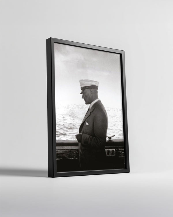 Asaletin Simgesi: Beyaz Şapkalı Atatürk Poster Tablosu