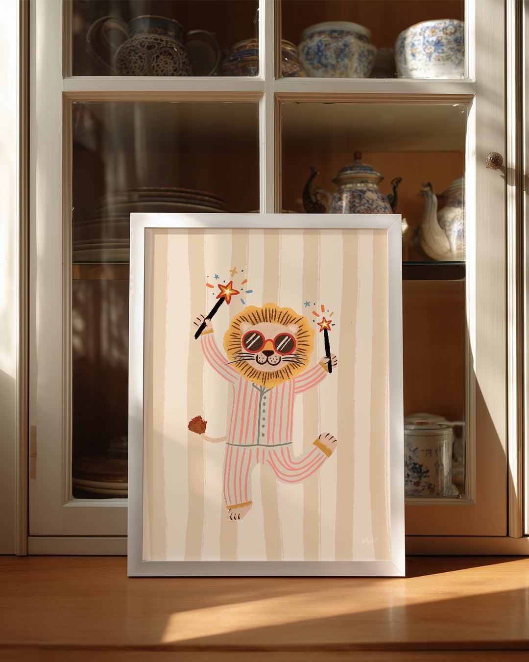 Aslan Pijama Giyiyor - Eğlenceli Ve Renkli Sihir Gösterisi Poster Tablosu