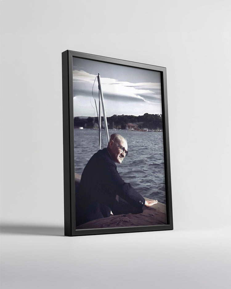 Denizlerde Bir Lider: Atatürk’ün Mavi Vatan Gururu Poster Tablosu