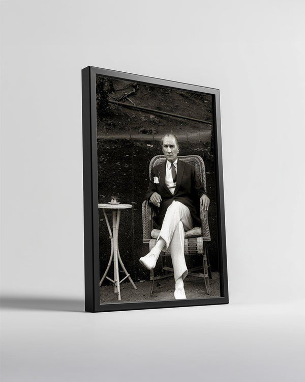 Düşünen Komutan: Oturan Atatürk Poster Tablosu