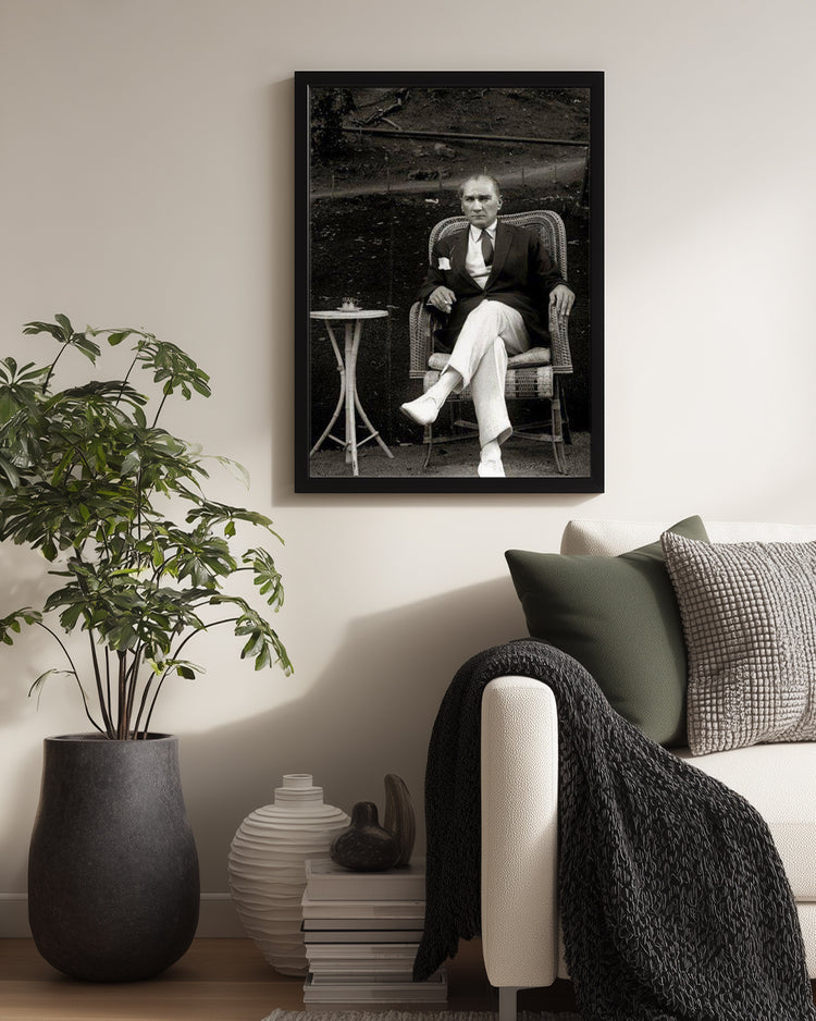Düşünen Komutan: Oturan Atatürk Poster Tablosu