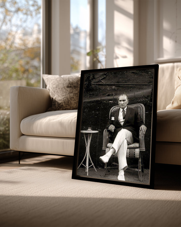 Düşünen Komutan: Oturan Atatürk Poster Tablosu