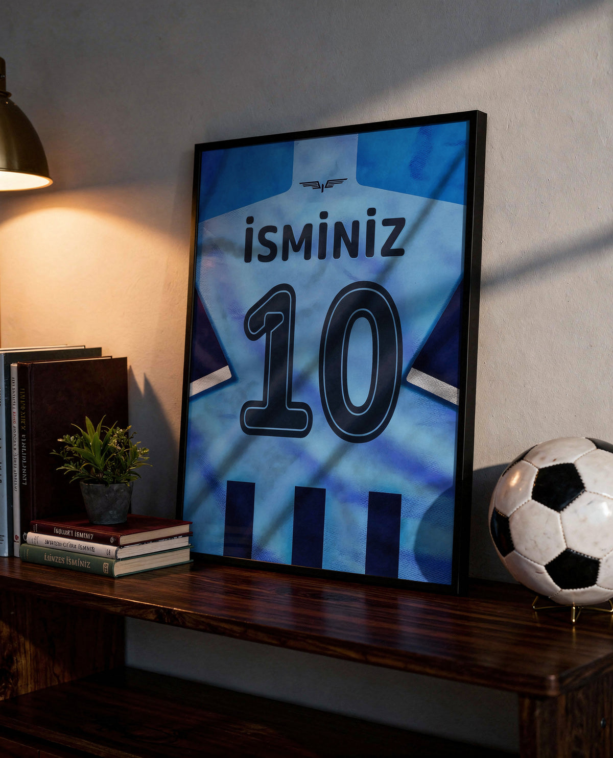 Açık Mavi Lacivert Forma Arkası İsimli Numaralı Poster Tablo — siyah çerçeve, rafta