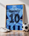 Açık Mavi Lacivert Forma Arkası İsimli Numaralı Poster Tablo — ahşap çerçeve, top ve spor ayakkabının yanında