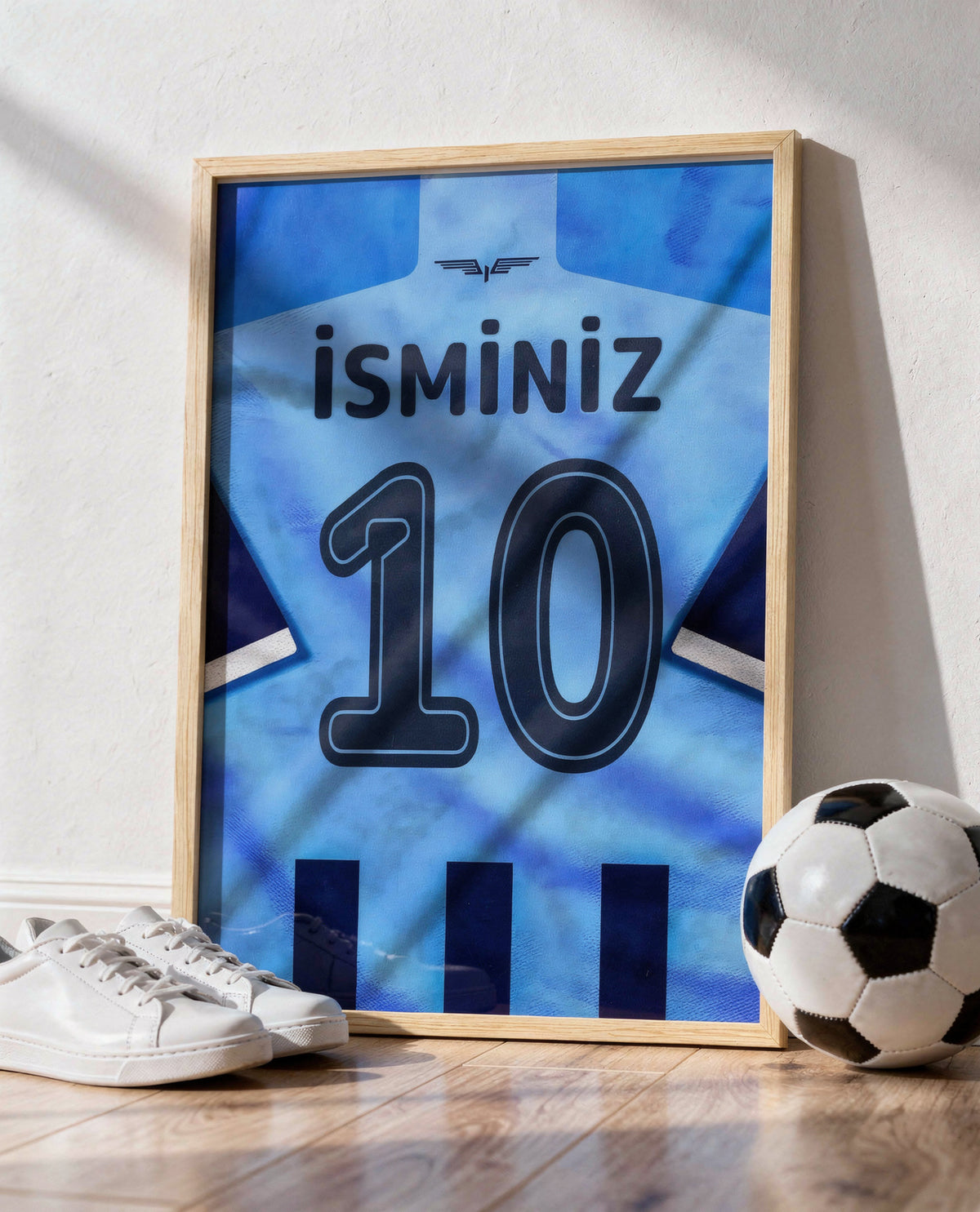 Açık Mavi Lacivert Forma Arkası İsimli Numaralı Poster Tablo — ahşap çerçeve, top ve spor ayakkabının yanında