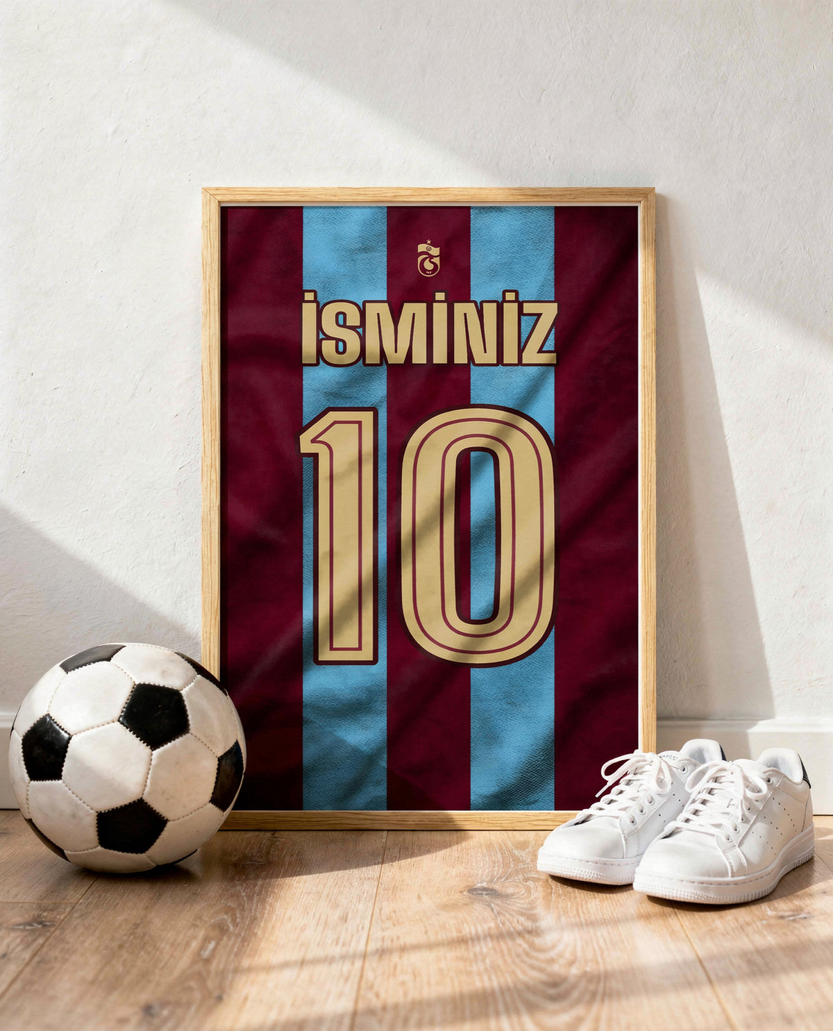 Bordo Mavi Yeni Sezon Forma Arkası İsimli Numaralı Poster Tablo — ahşap çerçeve, top ve spor ayakkabının yanında