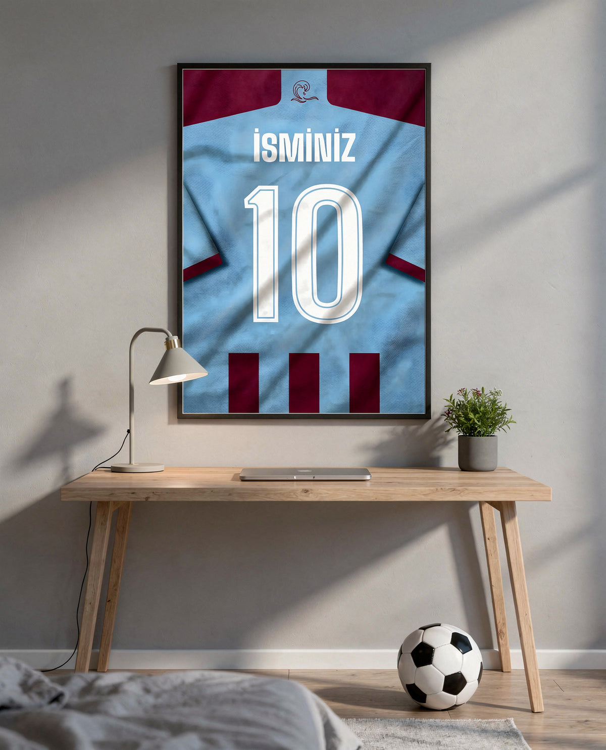 Bordo Mavi Forma Arkası İsimli Numaralı Poster Tablo — siyah çerçeve, çalışma masasının üstünde