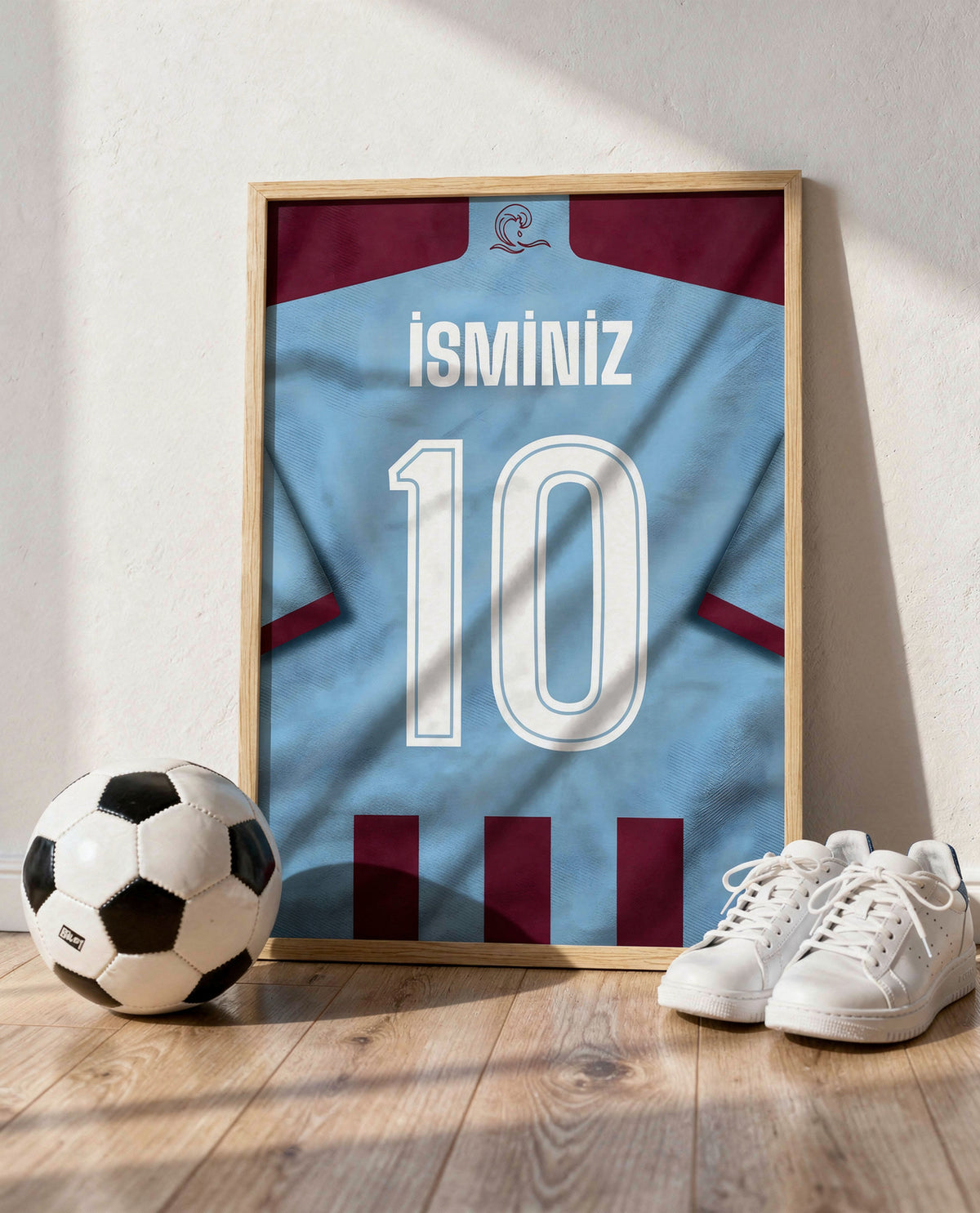 Bordo Mavi Forma Arkası İsimli Numaralı Poster Tablo — ahşap çerçeve, top ve spor ayakkabının yanında