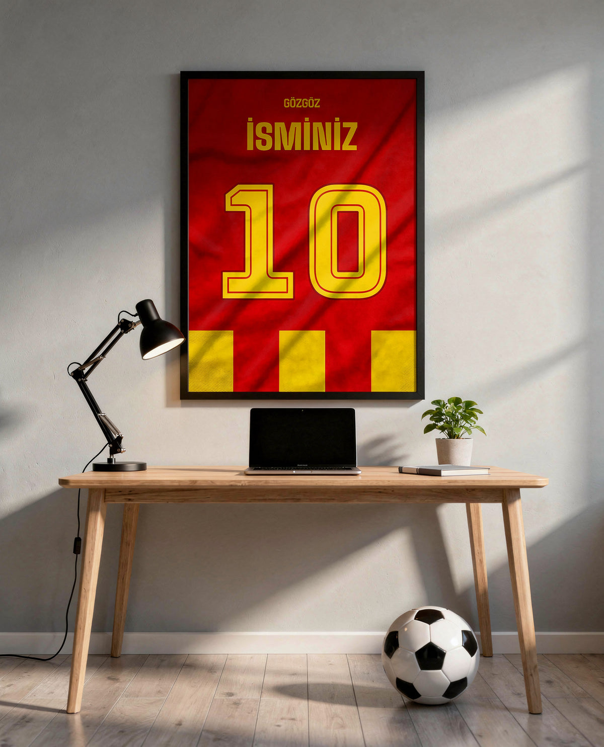 Kırmızı Sarı Yeni Sezon Forma Arkası İsimli Numaralı Poster Tablo — siyah çerçeve, çalışma masasının üstünde