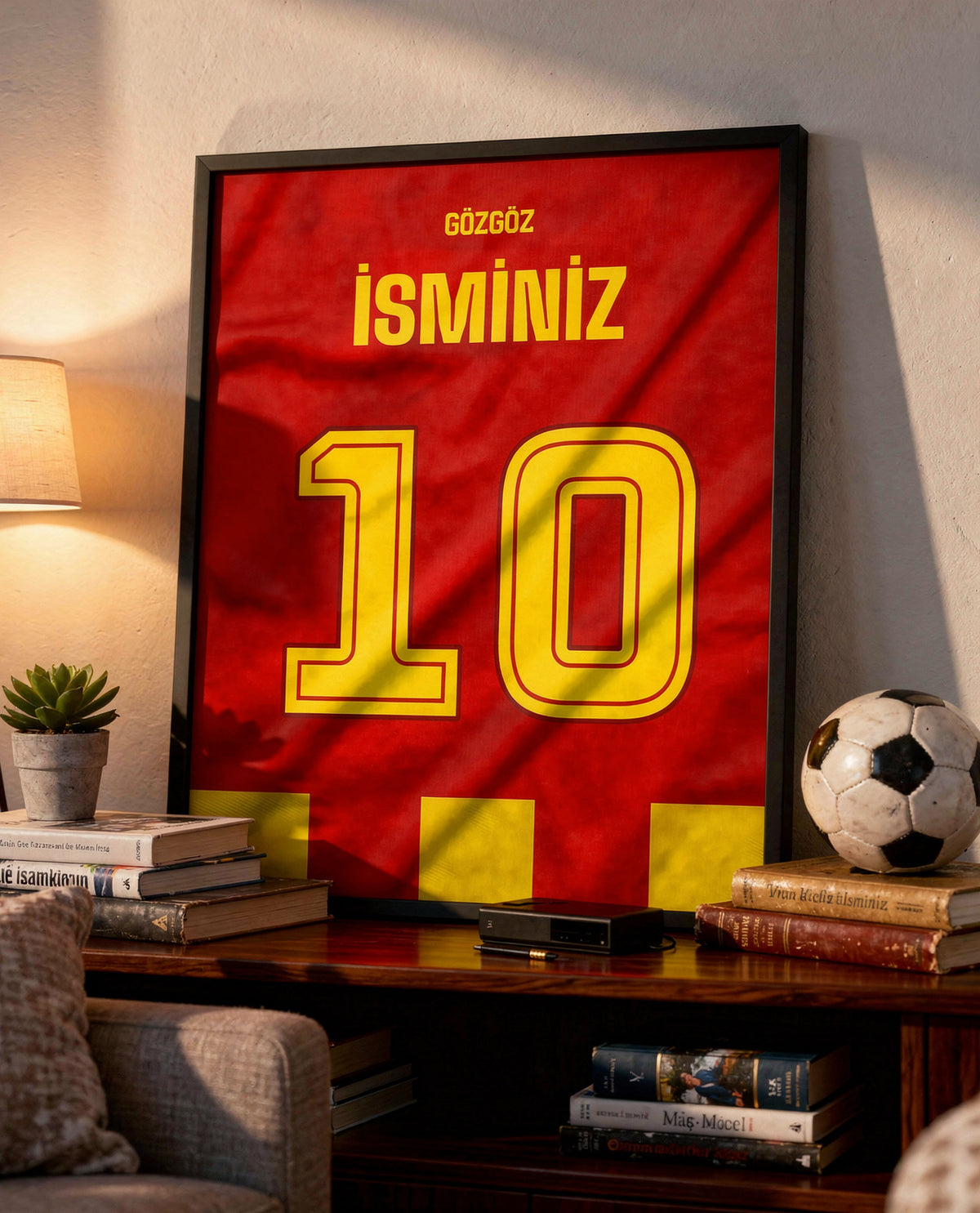 Kırmızı Sarı Yeni Sezon Forma Arkası İsimli Numaralı Poster Tablo — siyah çerçeve, rafta