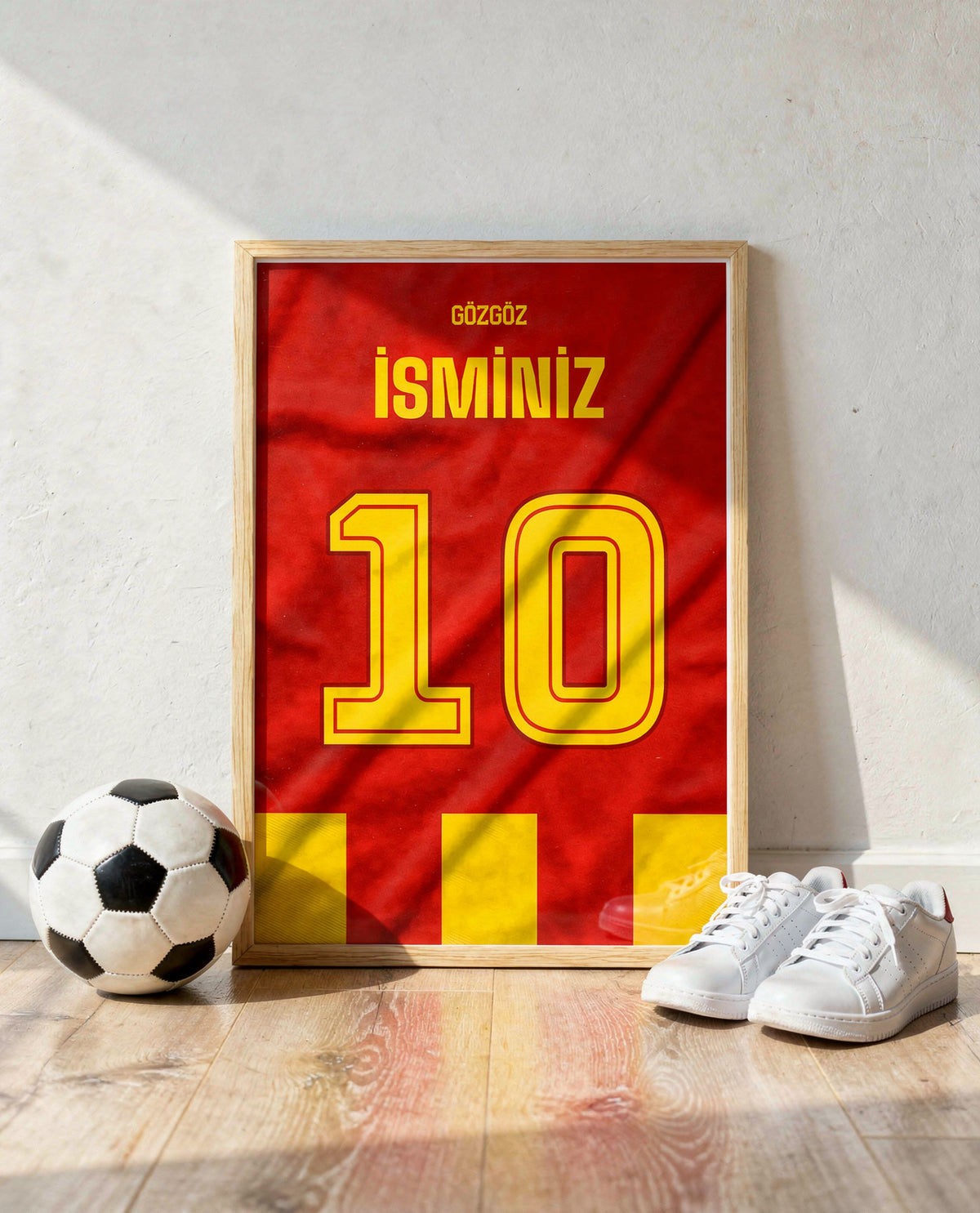 Kırmızı Sarı Yeni Sezon Forma Arkası İsimli Numaralı Poster Tablo — ahşap çerçeve, top ve spor ayakkabının yanında
