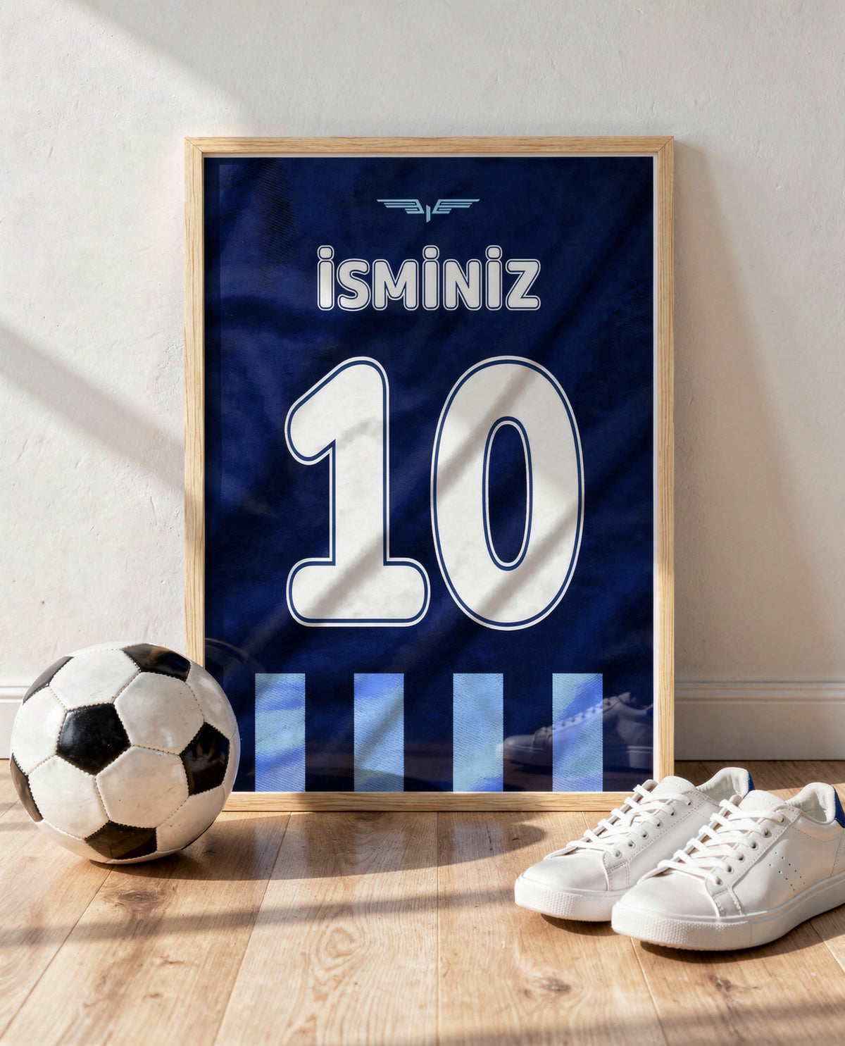 Lacivert Mavi Yeni Sezon Forma Arkası İsimli Numaralı Poster Tablo — ahşap çerçeve, top ve spor ayakkabının yanında