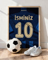 Lacivert Forma Arkası İsimli Numaralı Poster Tablo — ahşap çerçeve, top ve spor ayakkabının yanında