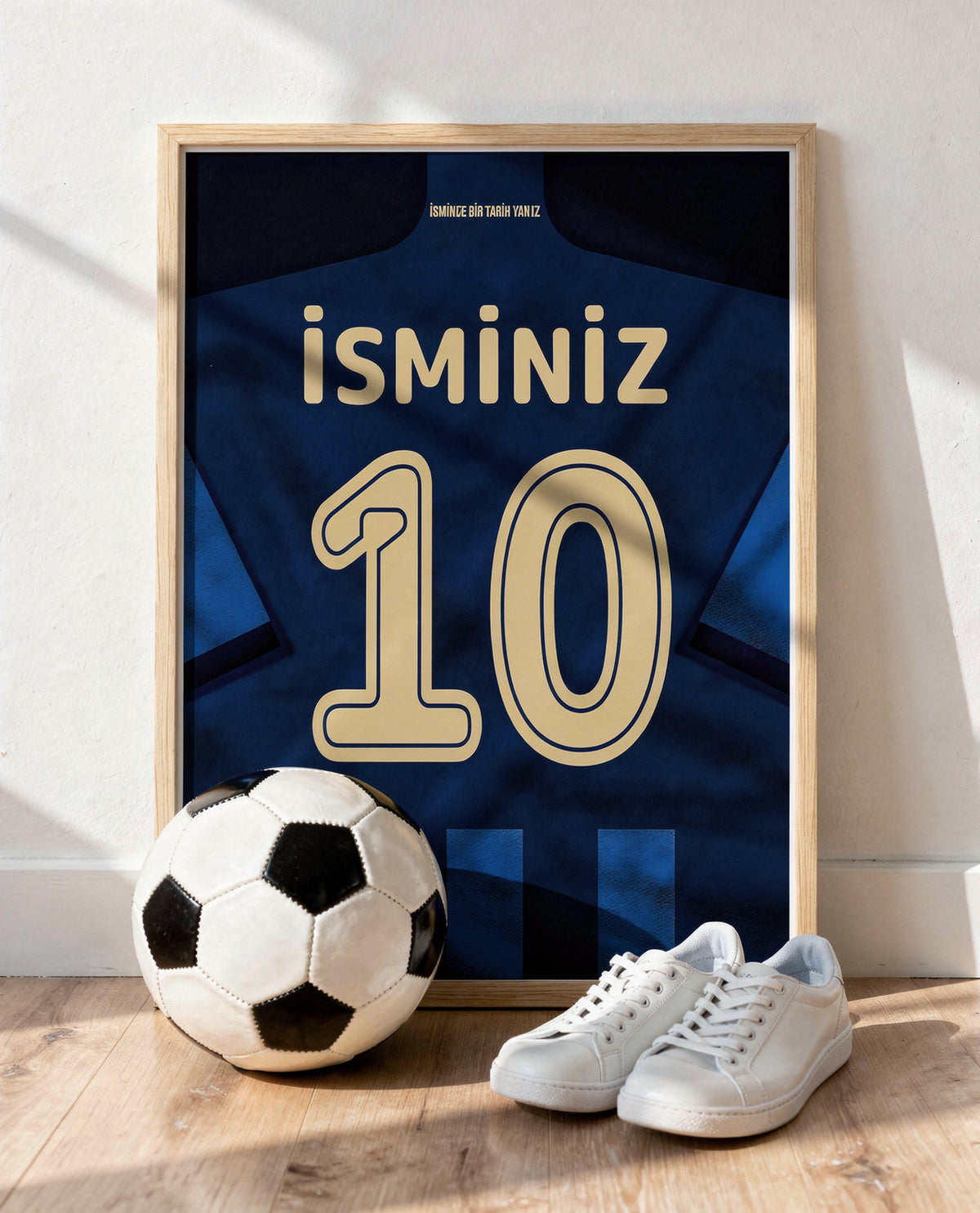Lacivert Forma Arkası İsimli Numaralı Poster Tablo — ahşap çerçeve, top ve spor ayakkabının yanında