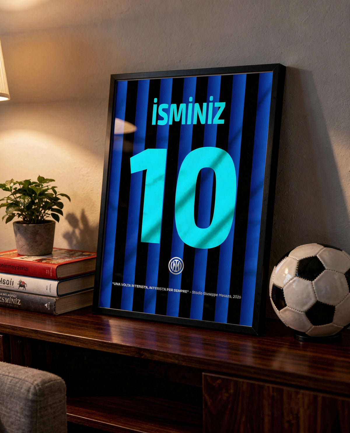 Mavi Siyah Çubuklu Forma Arkası İsimli Numaralı Poster Tablo — siyah çerçeve, rafta