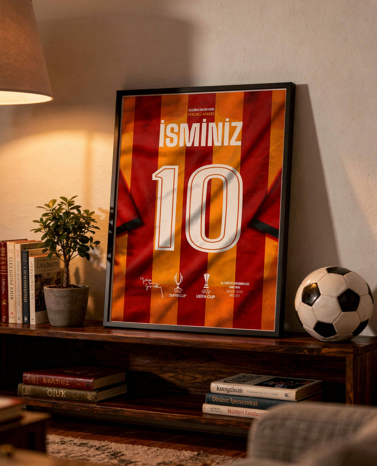 Sarı Kırmızı Çubuklu Forma Arkası İsimli Numaralı Poster Tablo — siyah çerçeve, rafta