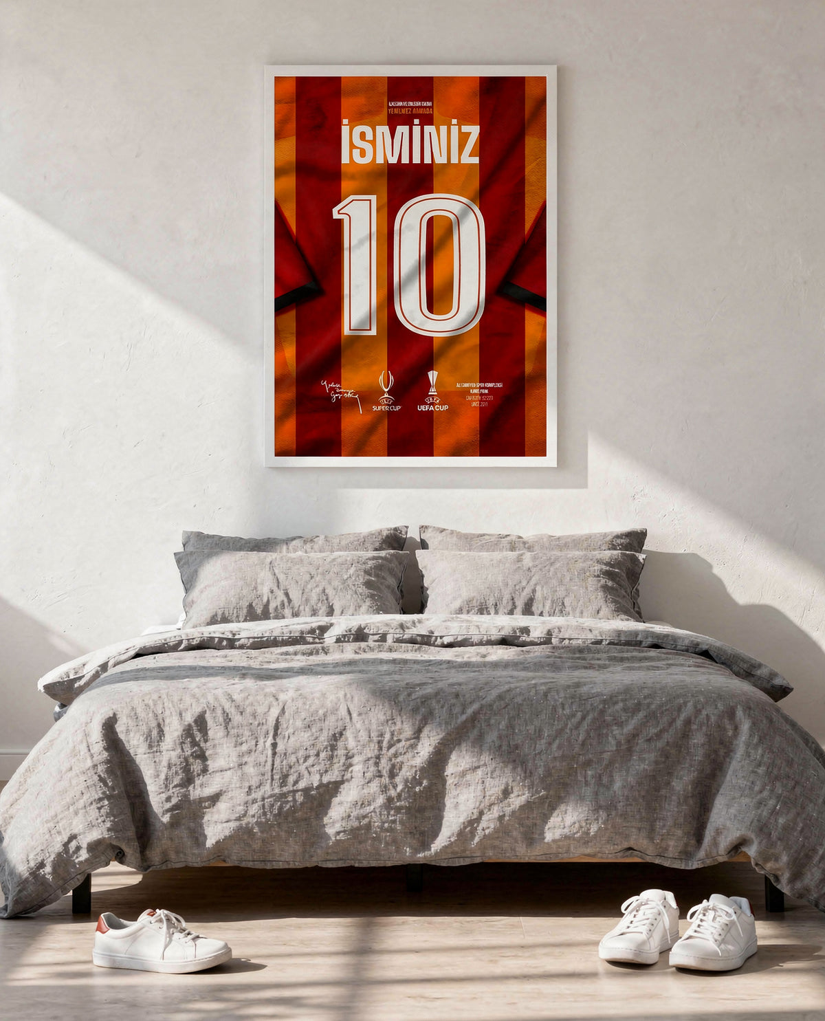 Sarı Kırmızı Çubuklu Forma Arkası İsimli Numaralı Poster Tablo — beyaz çerçeve, yatak odasında