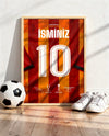 Sarı Kırmızı Çubuklu Forma Arkası İsimli Numaralı Poster Tablo — ahşap çerçeve, top ve spor ayakkabının yanında