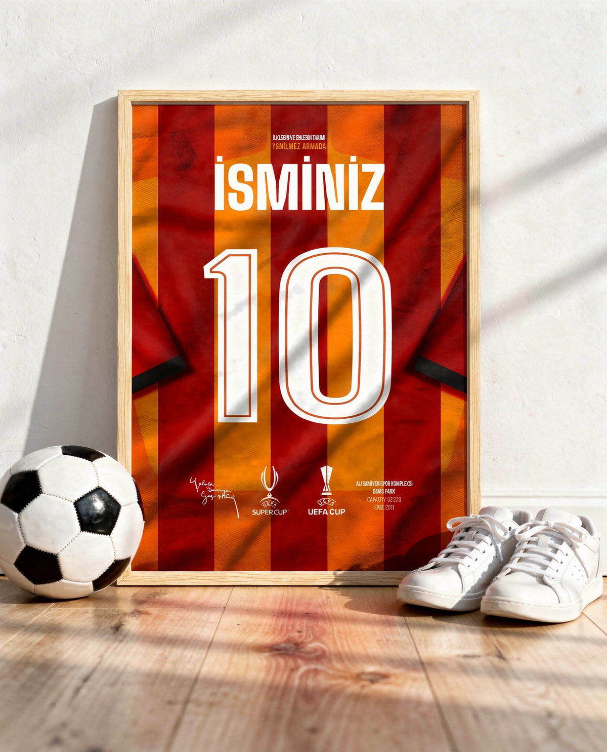 Sarı Kırmızı Çubuklu Forma Arkası İsimli Numaralı Poster Tablo — ahşap çerçeve, top ve spor ayakkabının yanında