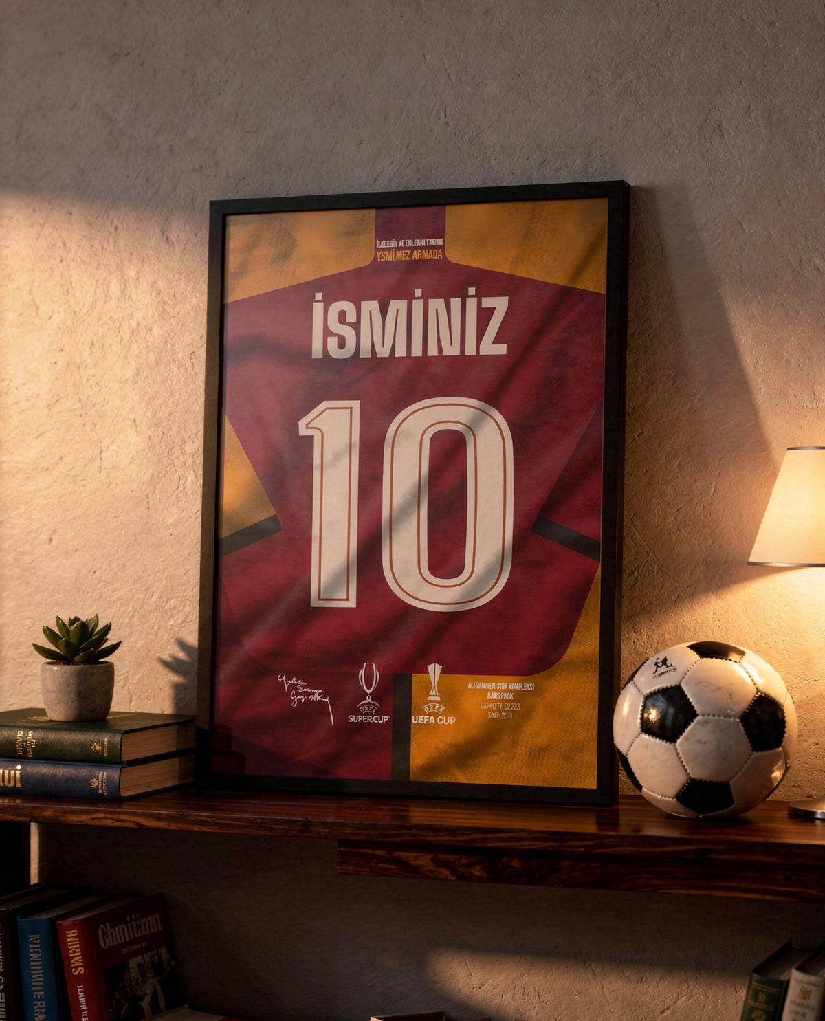 Sarı Kırmızı Parçalı Forma Arkası İsimli Numaralı Poster Tablo — siyah çerçeve, rafta