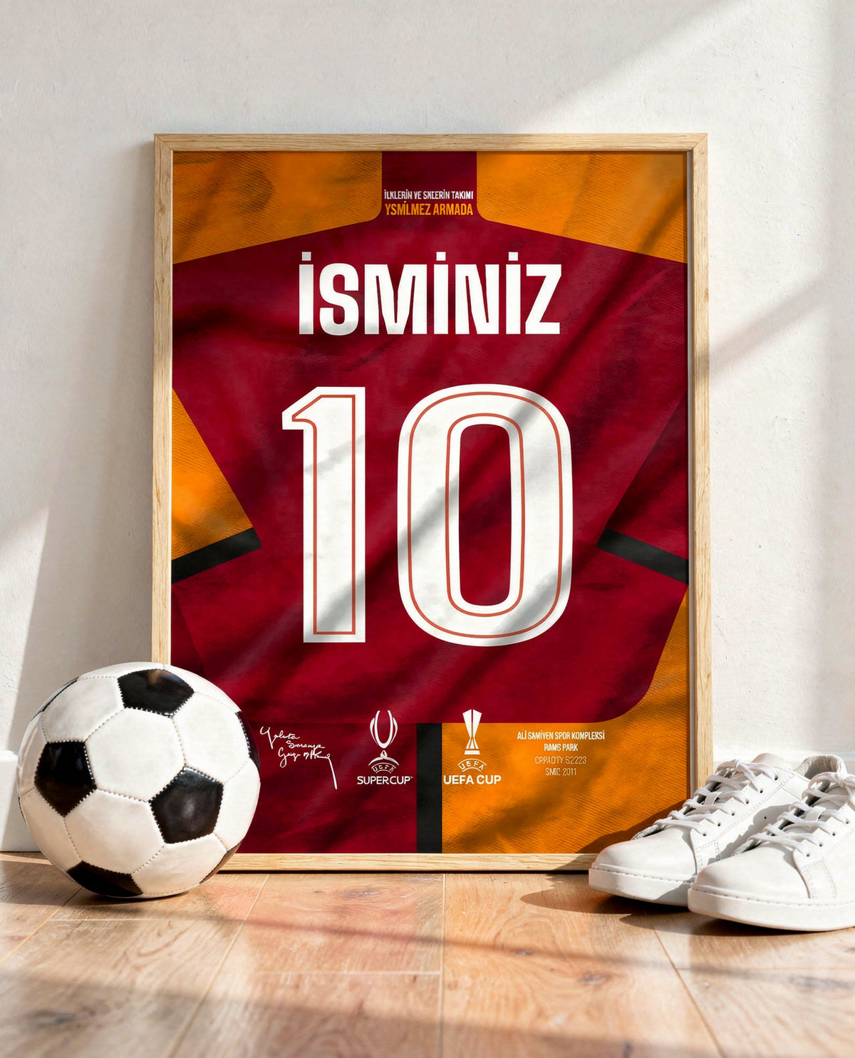Sarı Kırmızı Parçalı Forma Arkası İsimli Numaralı Poster Tablo — ahşap çerçeve, top ve spor ayakkabının yanında