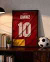 Sarı Kırmızı Yeni Sezon Forma Arkası İsimli Numaralı Poster Tablo — siyah çerçeve, rafta