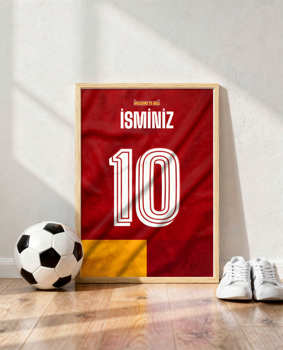 Sarı Kırmızı Yeni Sezon Forma Arkası İsimli Numaralı Poster Tablo — ahşap çerçeve, top ve spor ayakkabının yanında