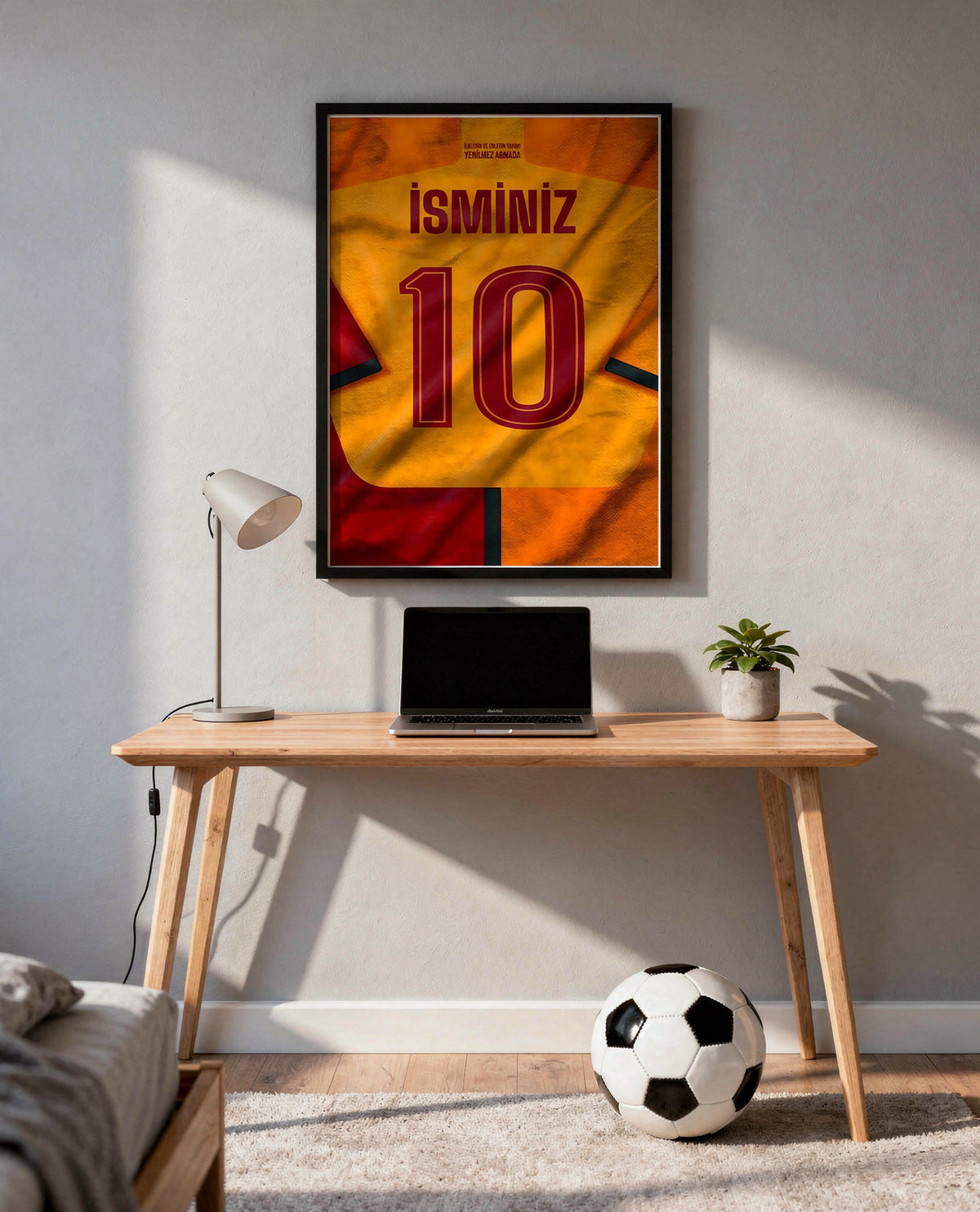 Sarı Kırmızı Forma Arkası İsimli Numaralı Poster Tablo — siyah çerçeve, çalışma masasının üstünde