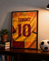 Sarı Kırmızı Forma Arkası İsimli Numaralı Poster Tablo — siyah çerçeve, rafta