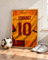 Sarı Kırmızı Forma Arkası İsimli Numaralı Poster Tablo — ahşap çerçeve, top ve spor ayakkabının yanında