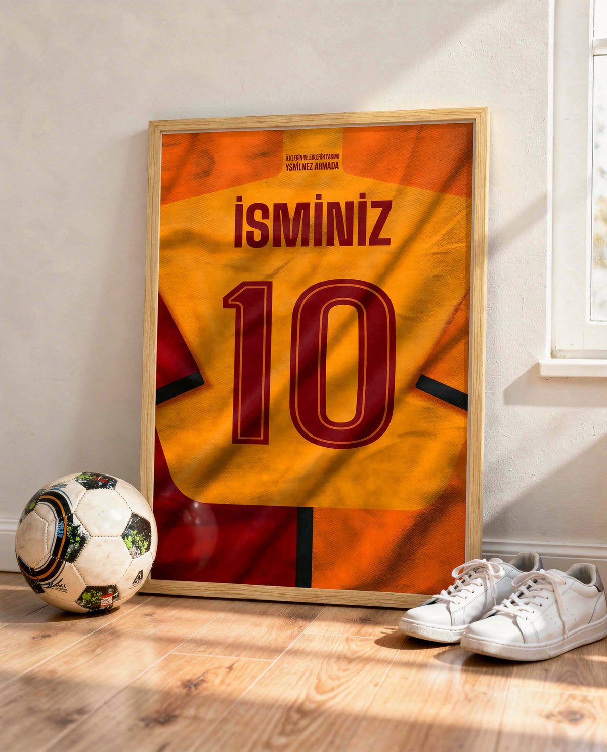 Sarı Kırmızı Forma Arkası İsimli Numaralı Poster Tablo — ahşap çerçeve, top ve spor ayakkabının yanında