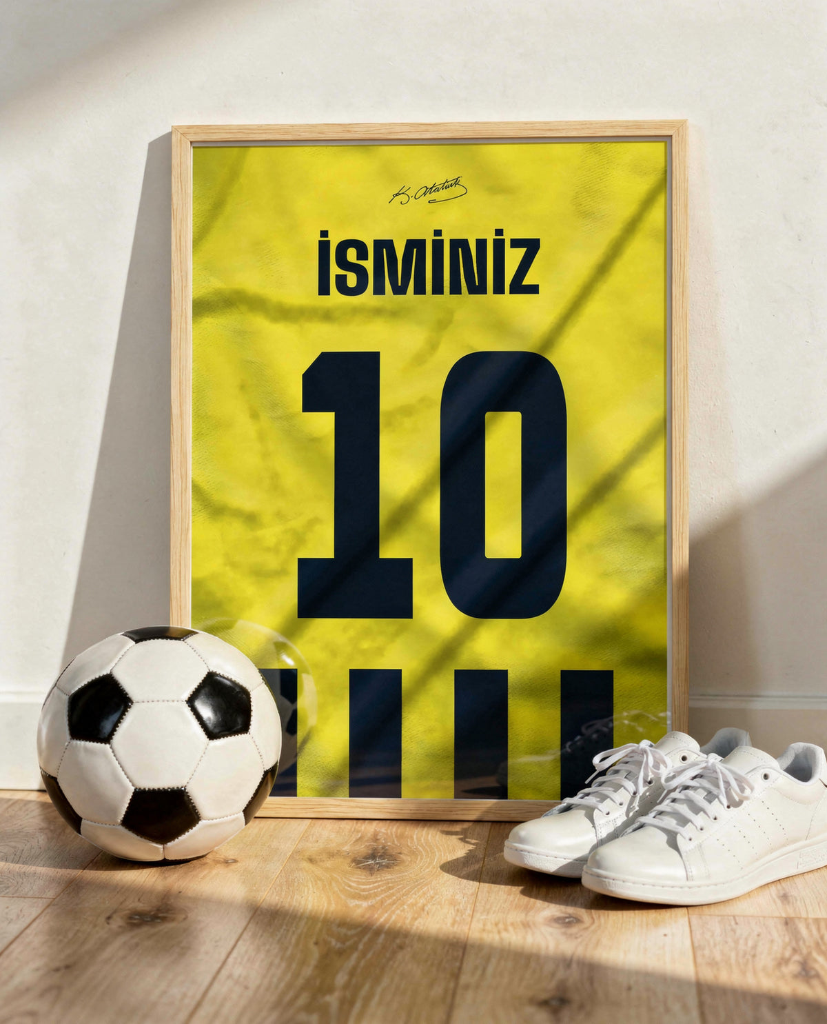 Sarı Lacivert Yeni Sezon Forma Arkası İsimli Numaralı Poster Tablo — ahşap çerçeve, top ve spor ayakkabının yanında