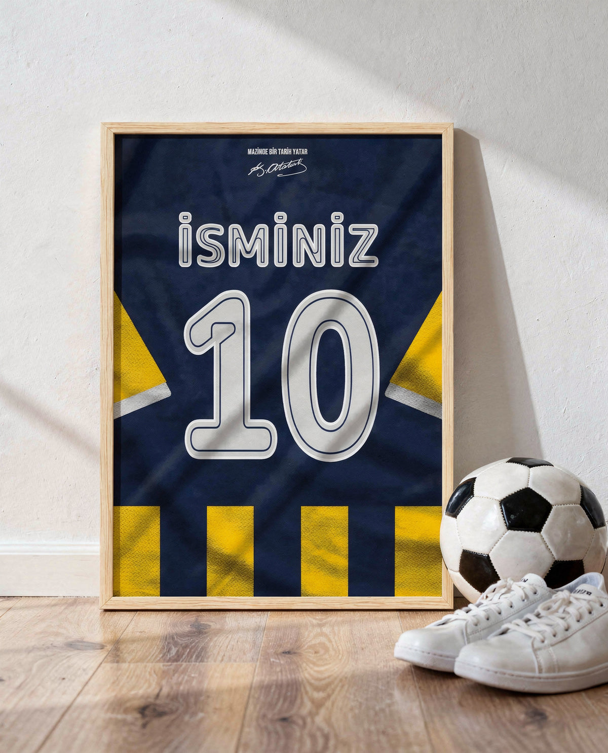Sarı Lacivert Forma Arkası İsimli Numaralı Poster Tablo — ahşap çerçeve, top ve spor ayakkabının yanında