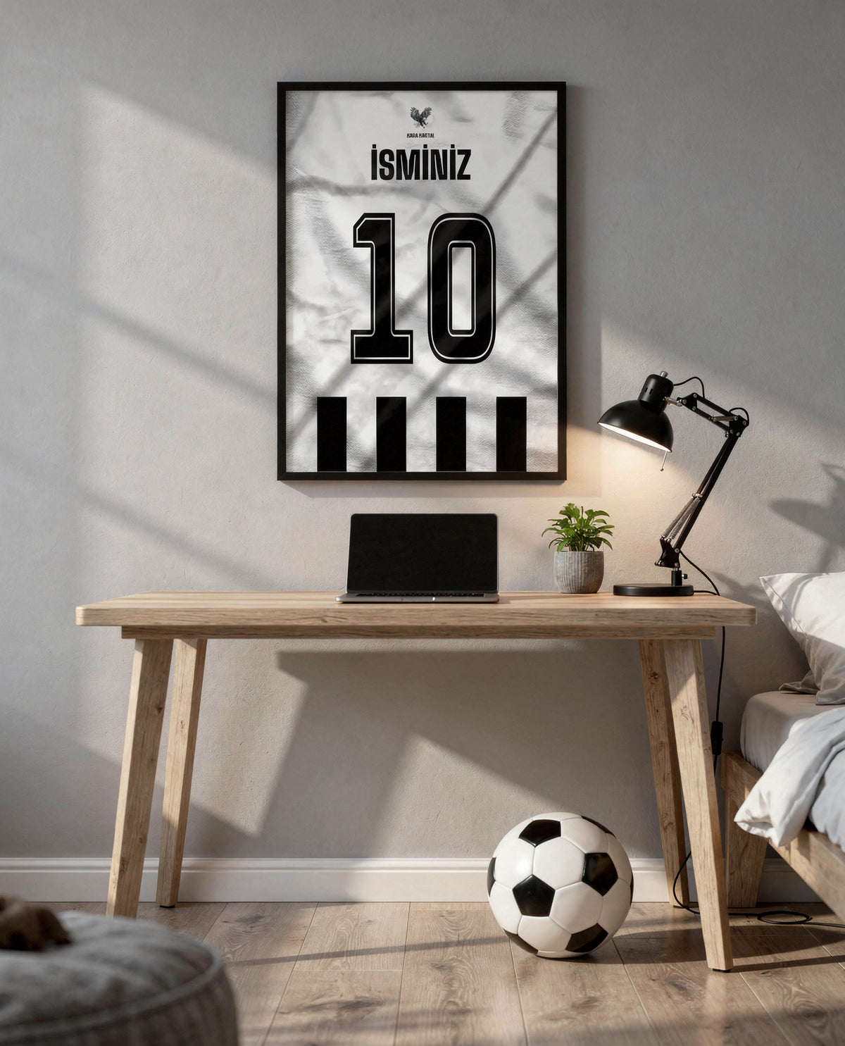 Siyah Beyaz Yeni Sezon Forma Arkası İsimli Numaralı Poster Tablo — siyah çerçeve, çalışma masasının üstünde