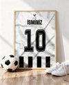 Siyah Beyaz Yeni Sezon Forma Arkası İsimli Numaralı Poster Tablo — ahşap çerçeve, top ve spor ayakkabının yanında