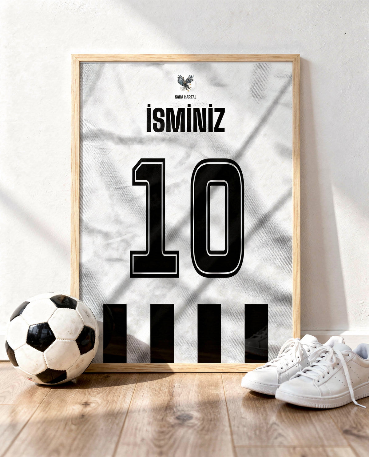 Siyah Beyaz Yeni Sezon Forma Arkası İsimli Numaralı Poster Tablo — ahşap çerçeve, top ve spor ayakkabının yanında