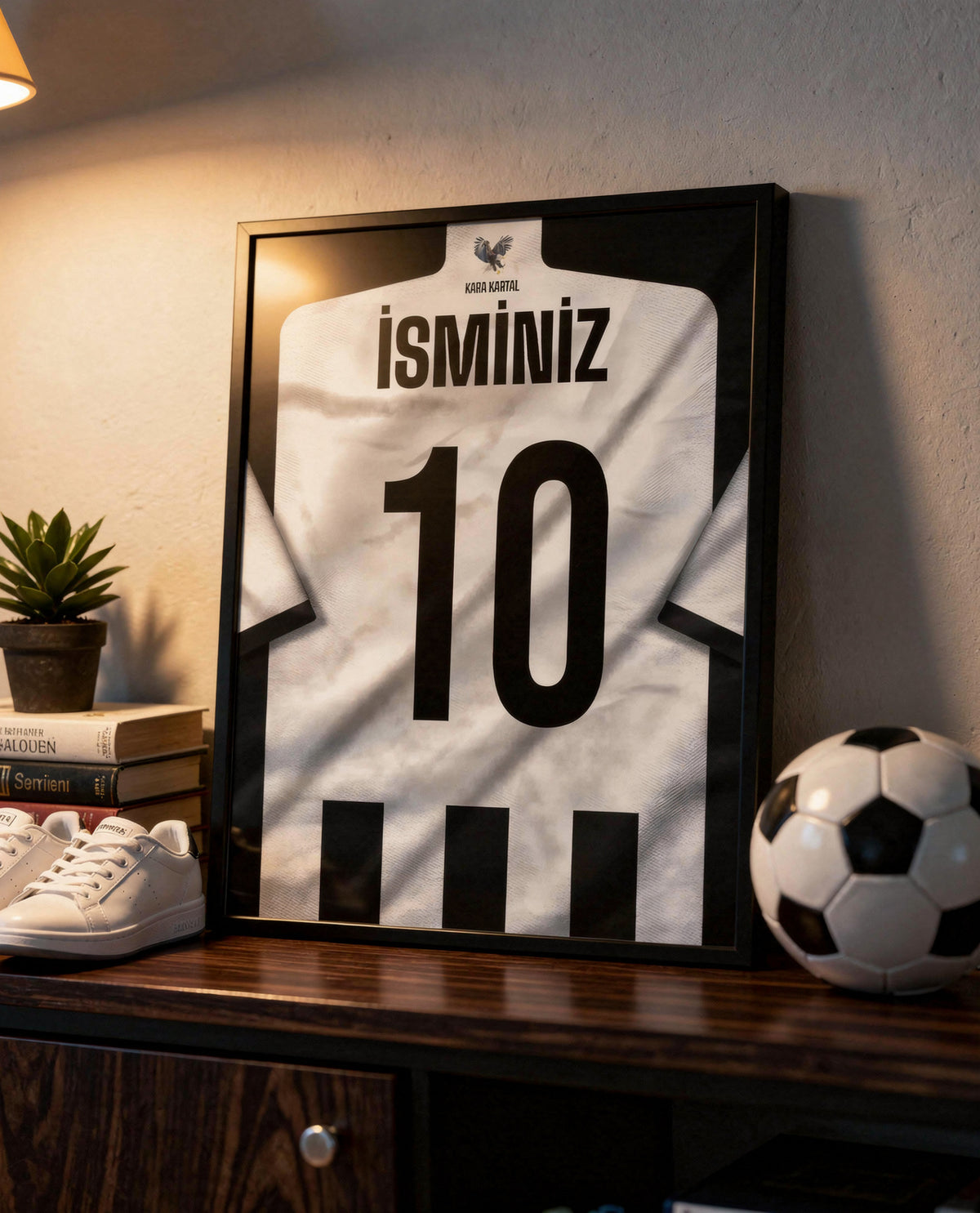 Siyah Beyaz Forma Arkası İsimli Numaralı Poster Tablo — siyah çerçeve, rafta