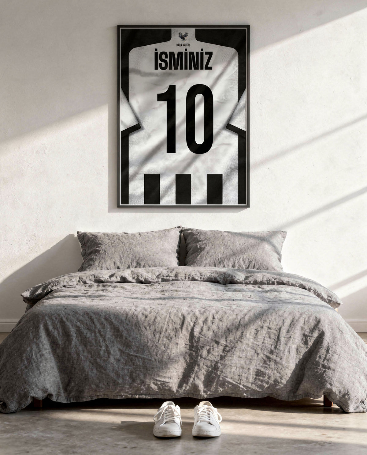 Siyah Beyaz Forma Arkası İsimli Numaralı Poster Tablo — beyaz çerçeve, yatak odasında