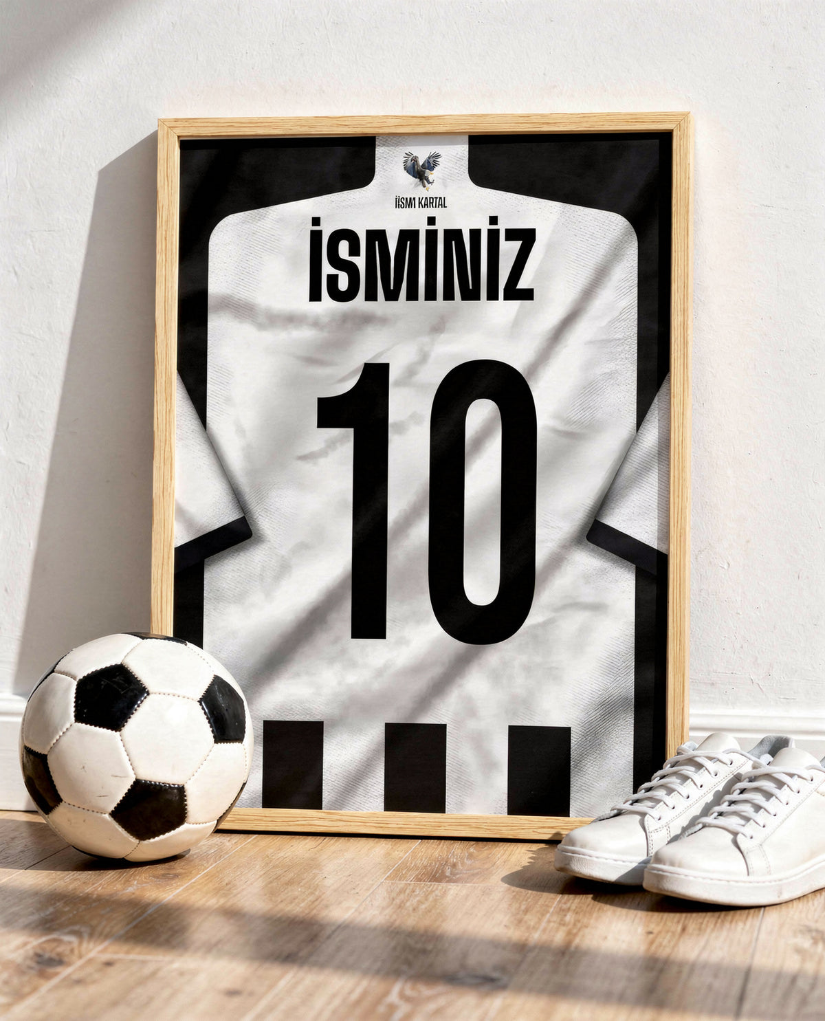 Siyah Beyaz Forma Arkası İsimli Numaralı Poster Tablo — ahşap çerçeve, top ve spor ayakkabının yanında