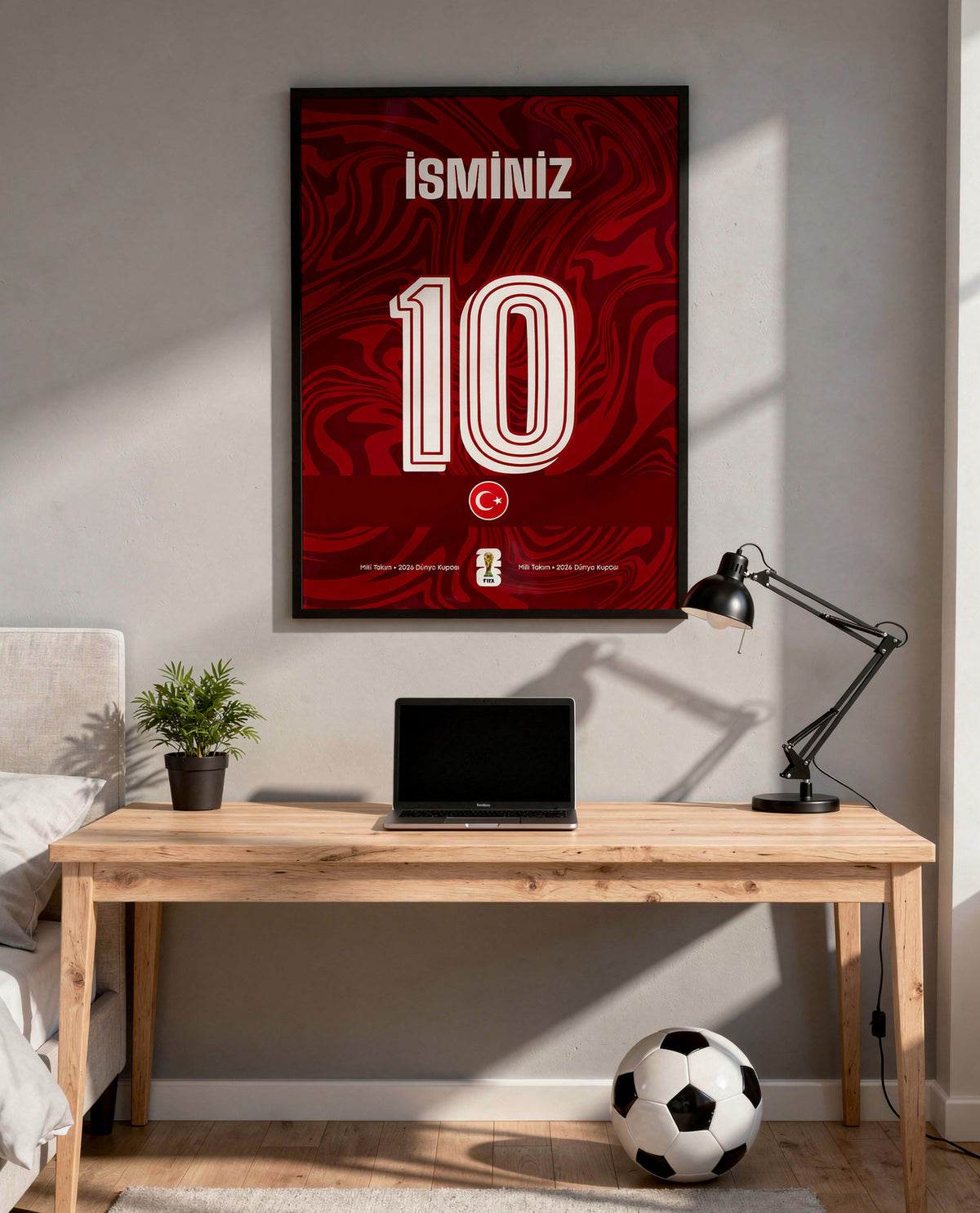Türkiye Milli Takım Forma Arkası İsimli Numaralı Poster Tablo — siyah çerçeve, çalışma masasının üstünde