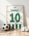 Yeşil Beyaz Yeni Sezon Forma Arkası İsimli Numaralı Poster Tablo — ahşap çerçeve, top ve spor ayakkabının yanında