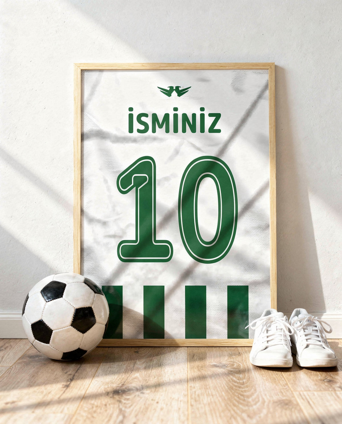 Yeşil Beyaz Yeni Sezon Forma Arkası İsimli Numaralı Poster Tablo — ahşap çerçeve, top ve spor ayakkabının yanında